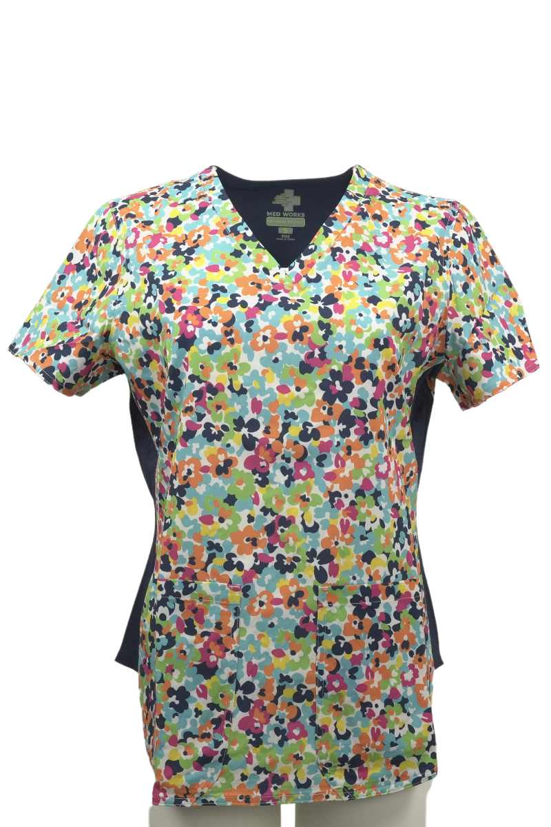 The front of the Meraki Sport Women's Print Scrub Top in Bright Blossoms featuring two front patch pockets.