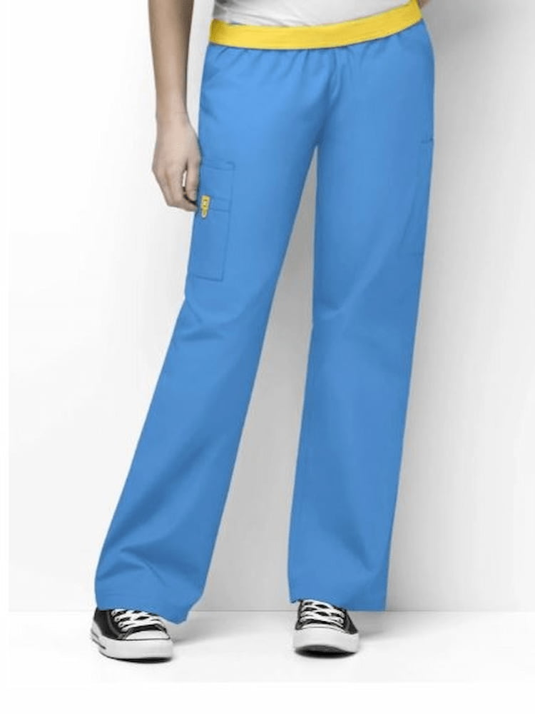 A female Healthcare professional wearing a pair of the Elastic Waist Quebec Cargo Scrub Pants from WonderWink in Malibu Blue size 3XL featuring boot cut leg.