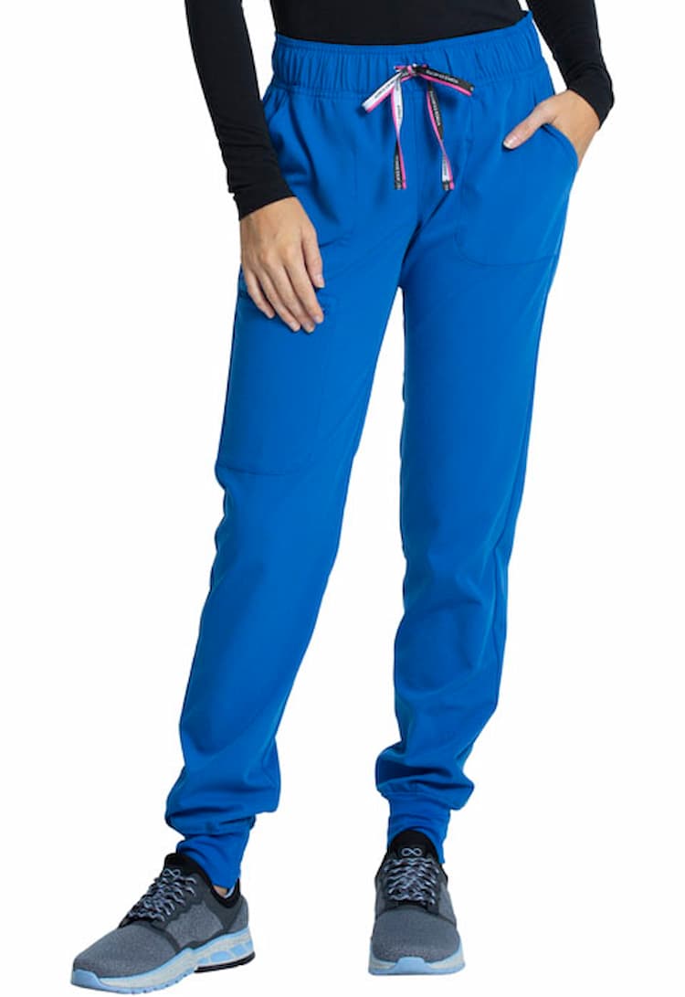 A young female Nursing Assistant wearing a Vince Camuto Women's Mid Rise Drawstring Jogger in Royal size 2XL Petite featuring a relaxed fit.