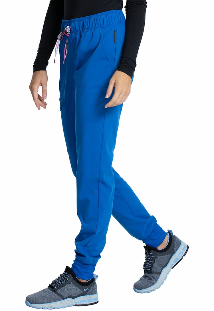 An image of  a young female Physical Therapist wearing a Vince Camuto Women's Mid Rise Drawstring Jogger in Royal size Small Tall featuring an inseam of roughly 29".