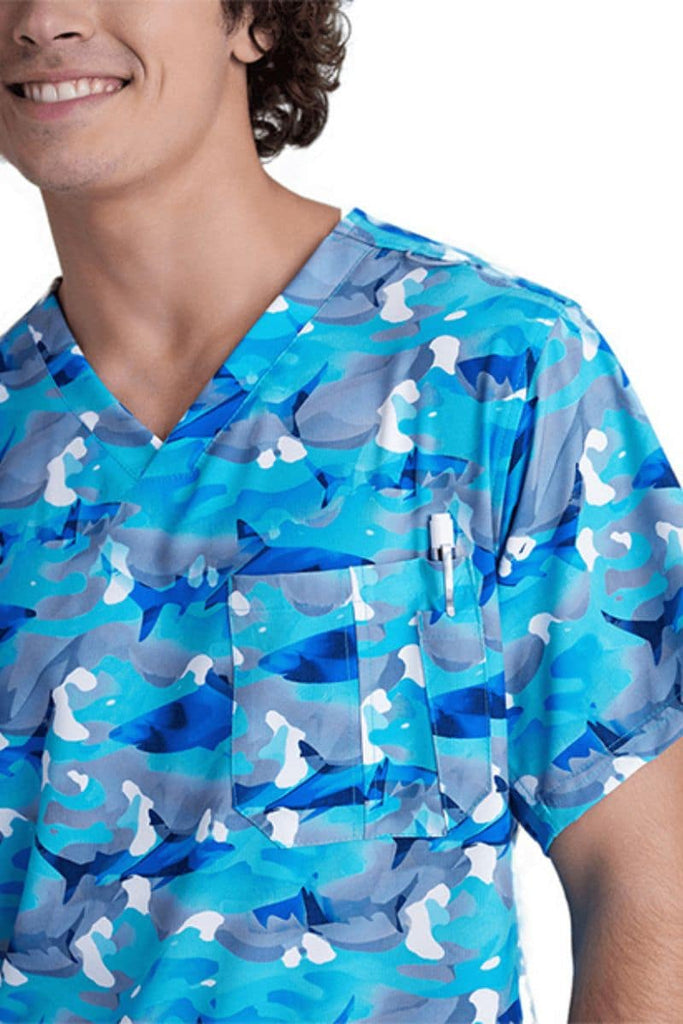 A close look at the left side of the Skechers Men's Structure V-neck Printed Scrub Top in "Wild Tide" featuring spacious chest pocket with an external pen slot.