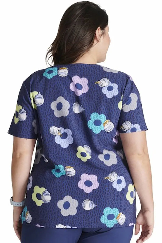 An image of the back of a Pediatric Nurse wearing a Tooniforms Women's V-neck Scrub Top in "Home & Hunny" size 2XL featuring a center back length of 27.25".