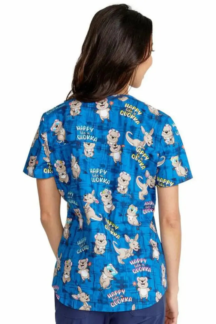 The back of the Cherokee Women's V-Neck Print Scrub Top in Happy as a Quokka featuring a center back length of 26".