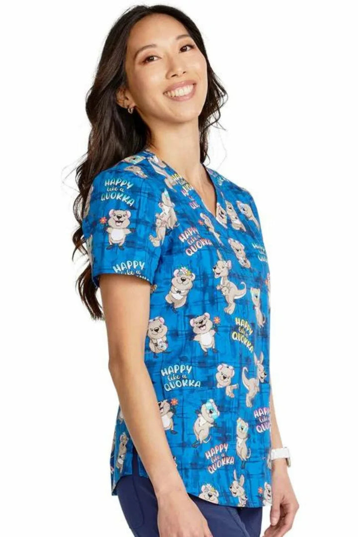 A look at the right side of the Cherokee Women's V-Neck Print Scrub Top in Happy as a Quokka featuring side slits and a modern classic fit.