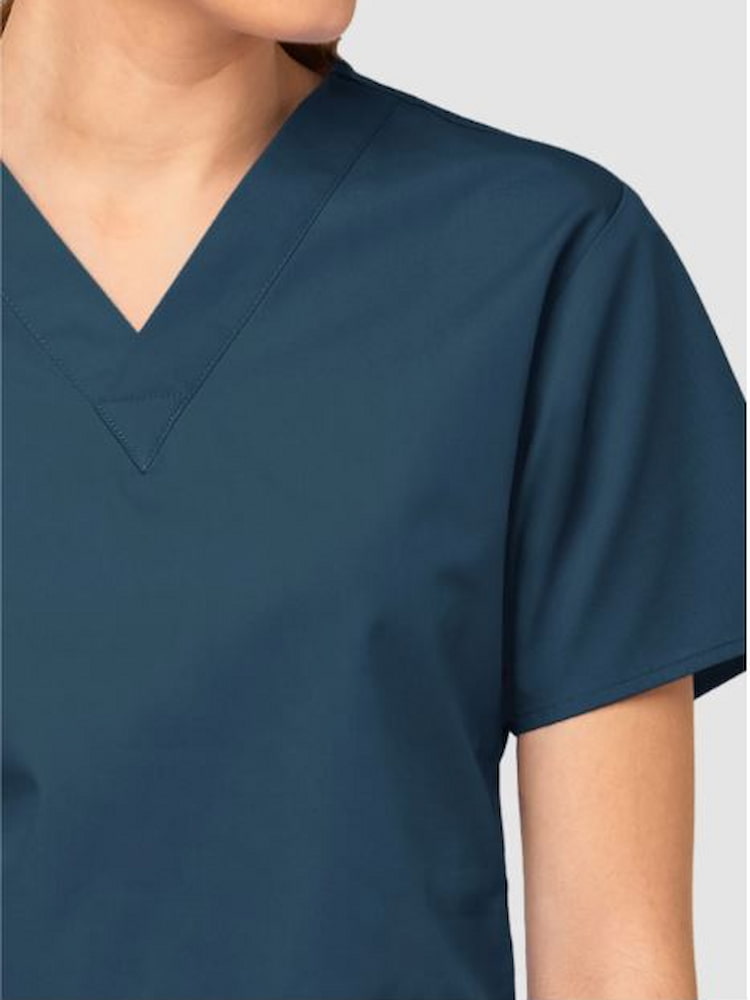 A close up view of the v-neckline on the WonderWink Origins Women's Bravo 5 Pocket Scrub Top in Caribbean Blue size Large.