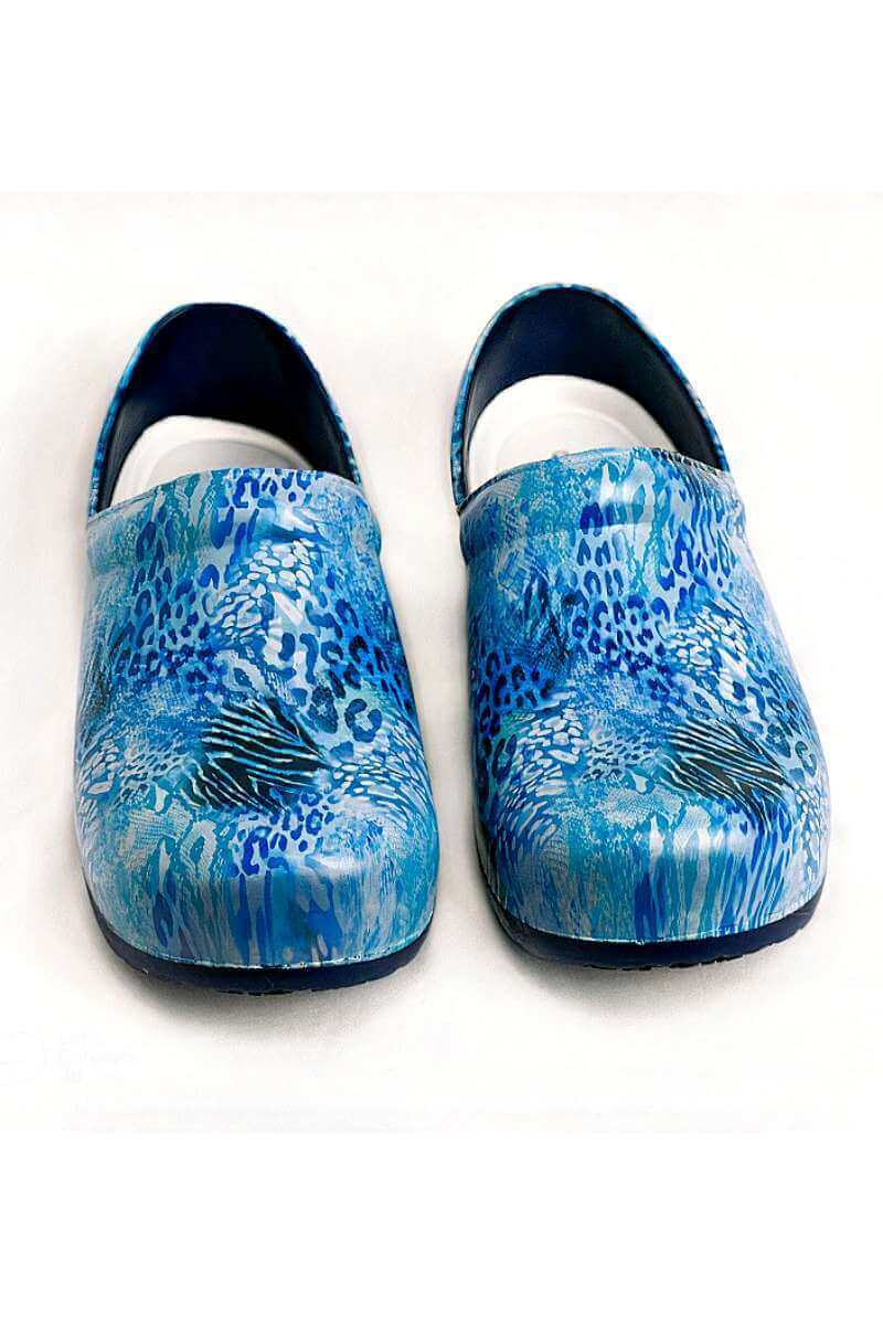 A frontward facing image of the "Jungle Blues" StepZ Women's Slip Resistant Memory Foam Clogs in size 6 featuring padding in the front & back heel collar.