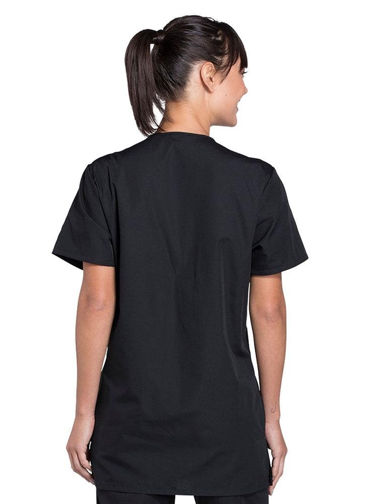 A female LPN showing the back of a Cherokee Workwear Originals Unisex Multi-pocket V-neck Scrub Top in Black size Large featuring a center back length of  29".