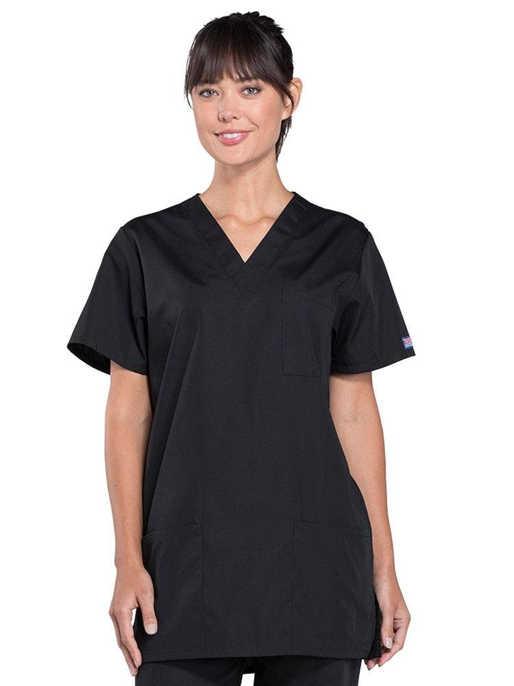 A young female Registered Nurse wearing a Cherokee Workwear Originals Unisex Multi-Pocket V-neck Scrub Top in Black size 3XL featuring 2 front patch pockets.