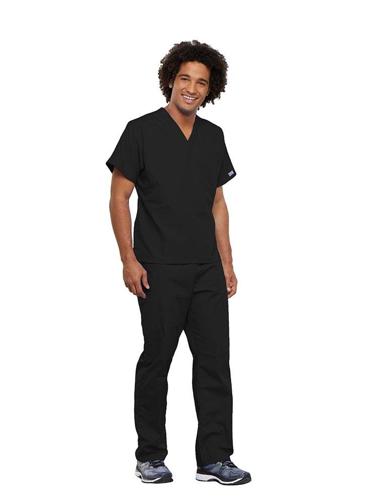 A male Surgical Technician wearing a Cherokee Workwear Originals unisex Single Pocket V-Neck Scrub Top in black size 5XL featuring 1 spacious chest pocket.