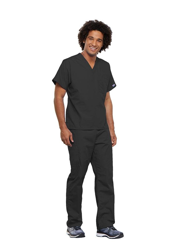 A male Surgical Technician wearing a Cherokee Workwear Originals unisex Single Pocket V-Neck Scrub Top in Pewter size 5XL featuring 1 spacious chest pocket.
