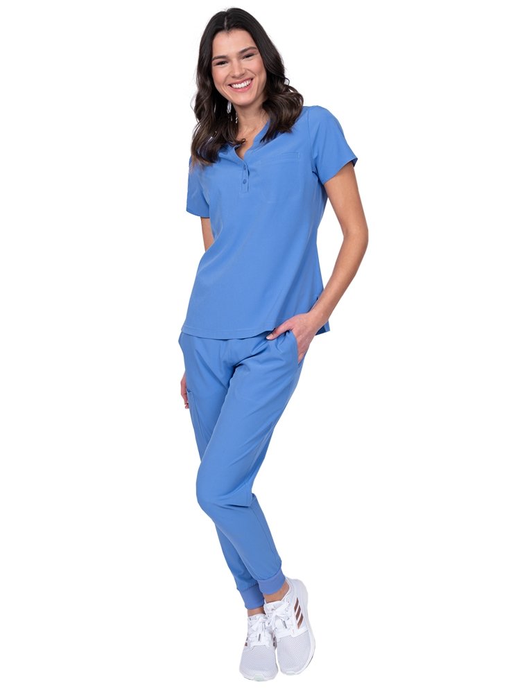 Meraki Sport Women’s Tuck-In Scrub Top in ceil featuring a contemporary fit with round neckline