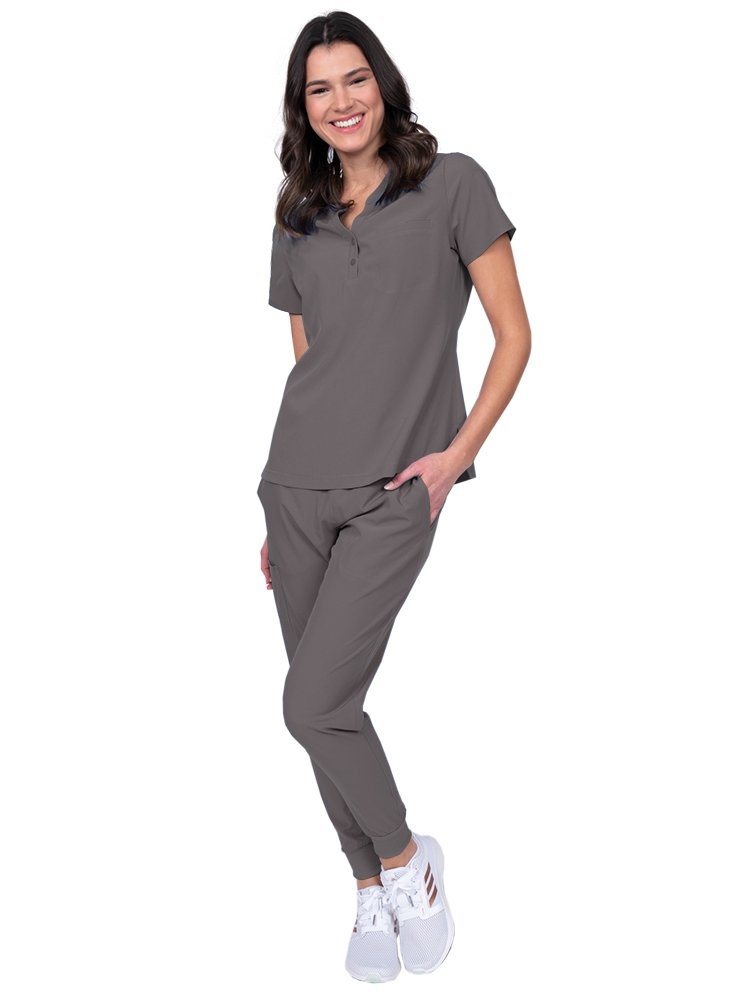 Meraki Sport Women’s Tuck-In Scrub Top in pewter featuring a contemporary fit with round neckline