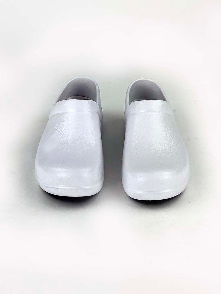 A front shot of the Wide Toe-Box Memory Foam Clogs in white featuring a removable footbed.